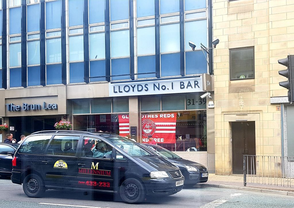 @CricketFieldEnd - #Aberdeen fans setting up camp in #Wetherspoons #Burnley #twitterclarets #AberdeenFC #EuropaLeague