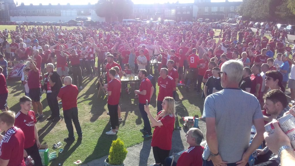 @stevengerrard03 - Quiet pre match bevie!!!! #aberdeenfc #StandFree #COYR