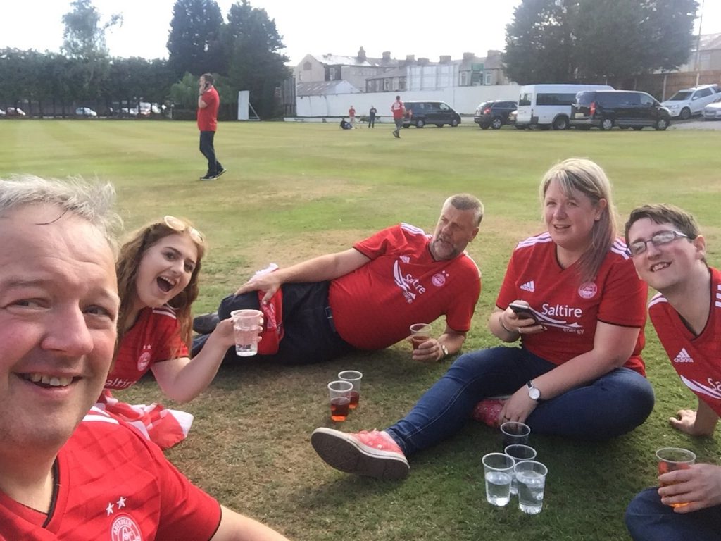 @watterloony - Picnic selfie coz cricket club run out of vodka